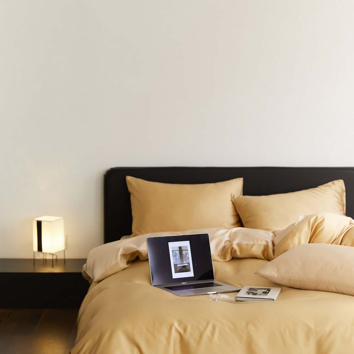 91家纺网 家纺一手货源 找家纺 群鹿蚕丝羽绒馆 2025新款60支兰精天丝纯色双拼四件套 芝士黄-沙茶色