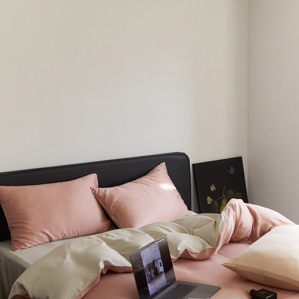 91家纺网 家纺一手货源 找家纺 群鹿蚕丝羽绒馆 2025新款60支兰精天丝纯色双拼四件套 芝芝桃桃-极地白