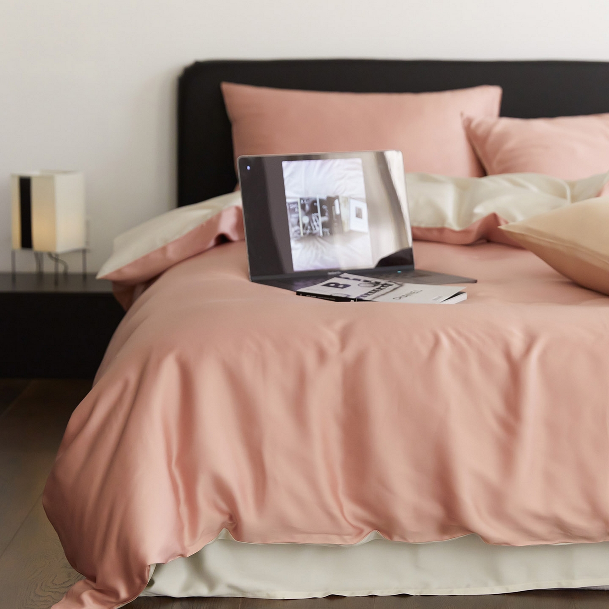 91家纺网 家纺一手货源 找家纺 群鹿蚕丝羽绒馆 2025新款60支兰精天丝纯色双拼四件套 芝芝桃桃-极地白