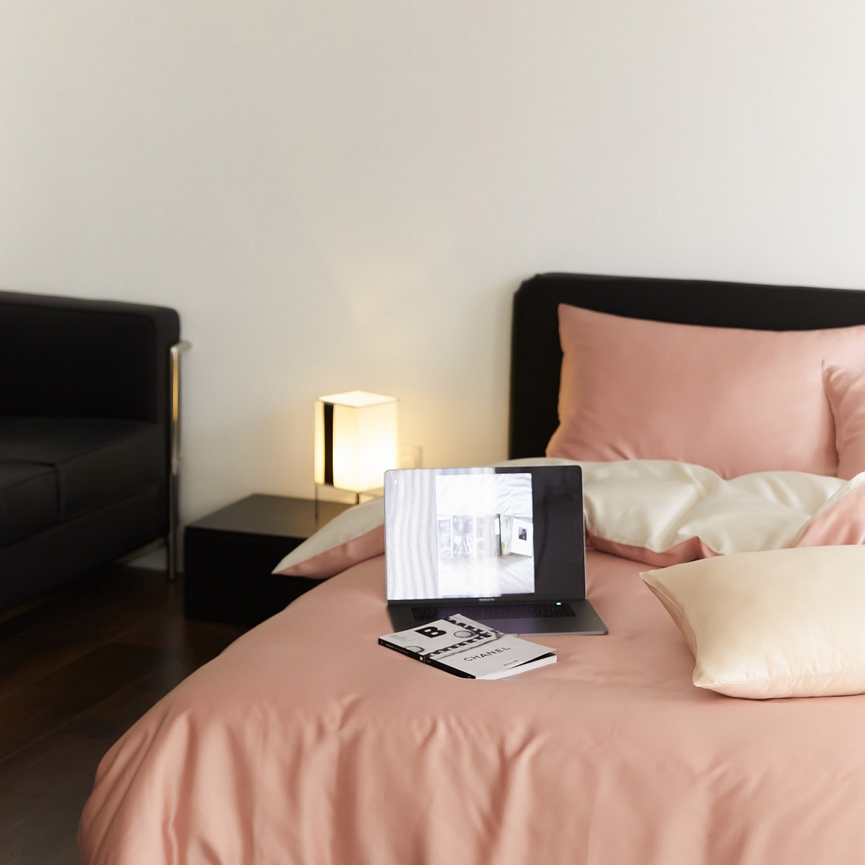 91家纺网 家纺一手货源 找家纺 群鹿蚕丝羽绒馆 2025新款60支兰精天丝纯色双拼四件套 芝芝桃桃-极地白