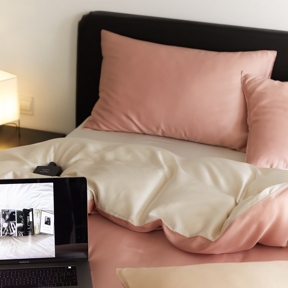 91家纺网 家纺一手货源 找家纺 群鹿蚕丝羽绒馆 2025新款60支兰精天丝纯色双拼四件套 芝芝桃桃-极地白