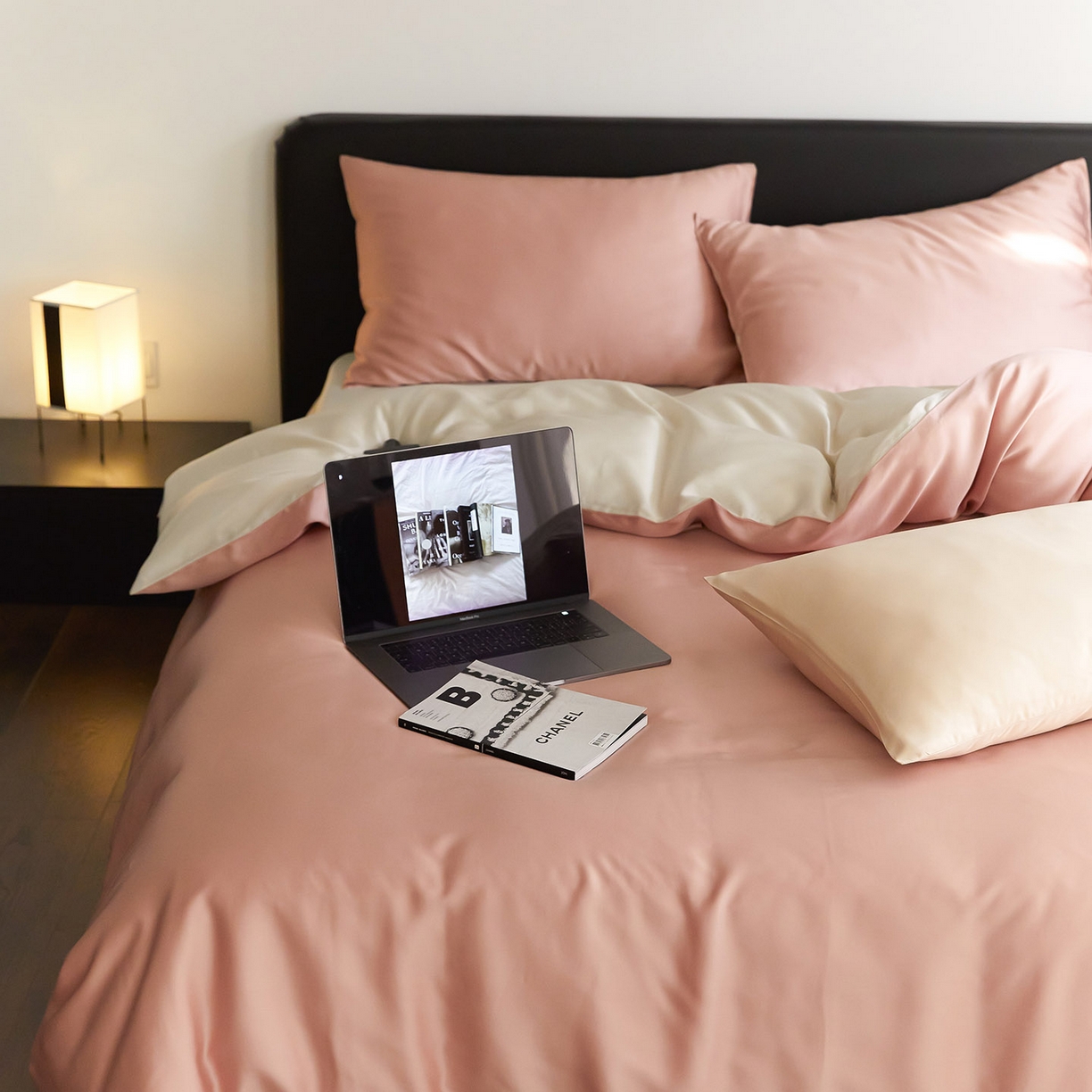 91家纺网 家纺一手货源 找家纺 群鹿蚕丝羽绒馆 2025新款60支兰精天丝纯色双拼四件套 芝芝桃桃-极地白