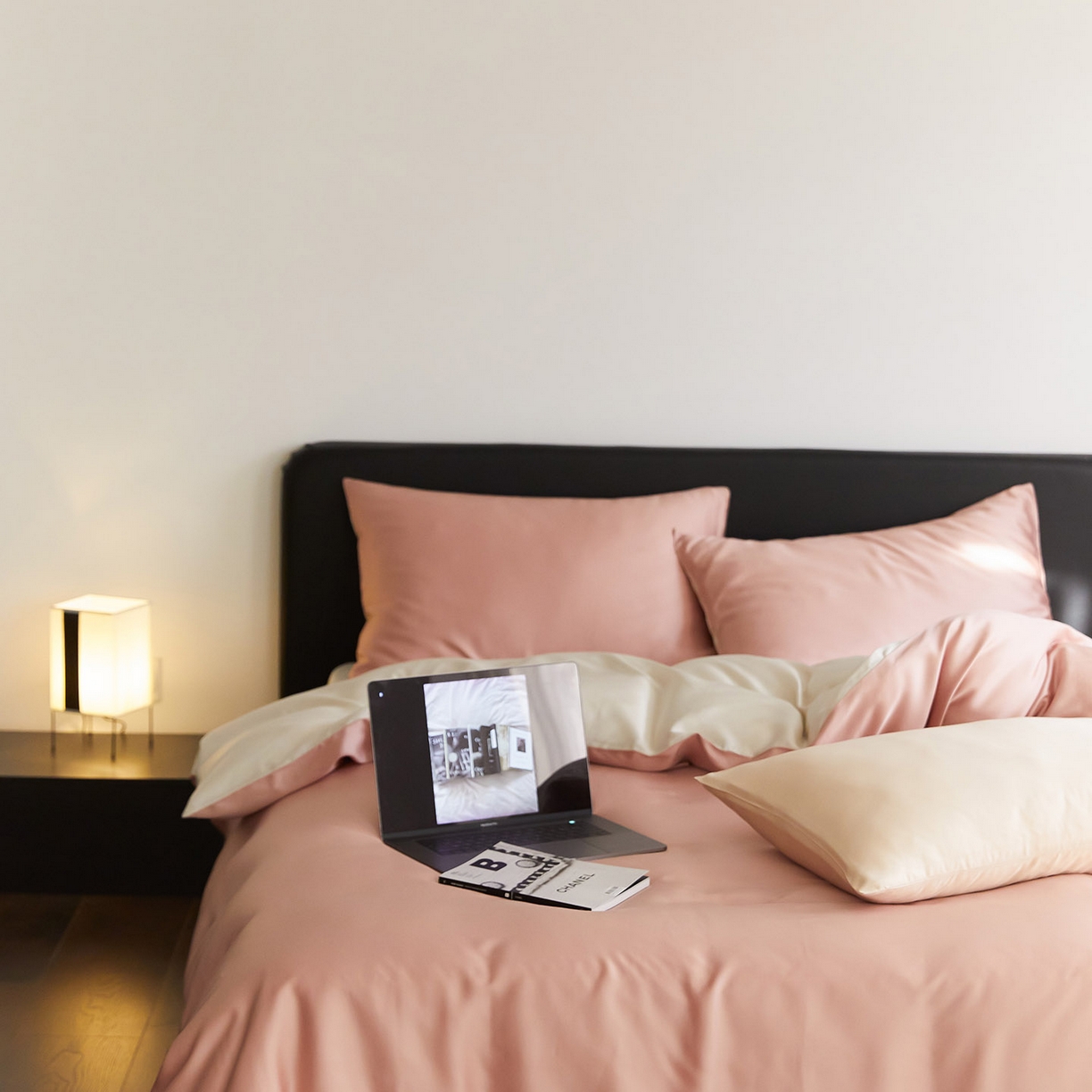 91家纺网 家纺一手货源 找家纺 群鹿蚕丝羽绒馆 2025新款60支兰精天丝纯色双拼四件套 芝芝桃桃-极地白