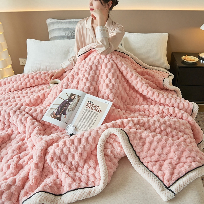 91家纺网 家纺一手货源 找家纺 乐家欣 2025新款A类金龟绒多功能毛毯高克重法莱绒牛奶绒贝贝绒保暖毛毯 嫩粉