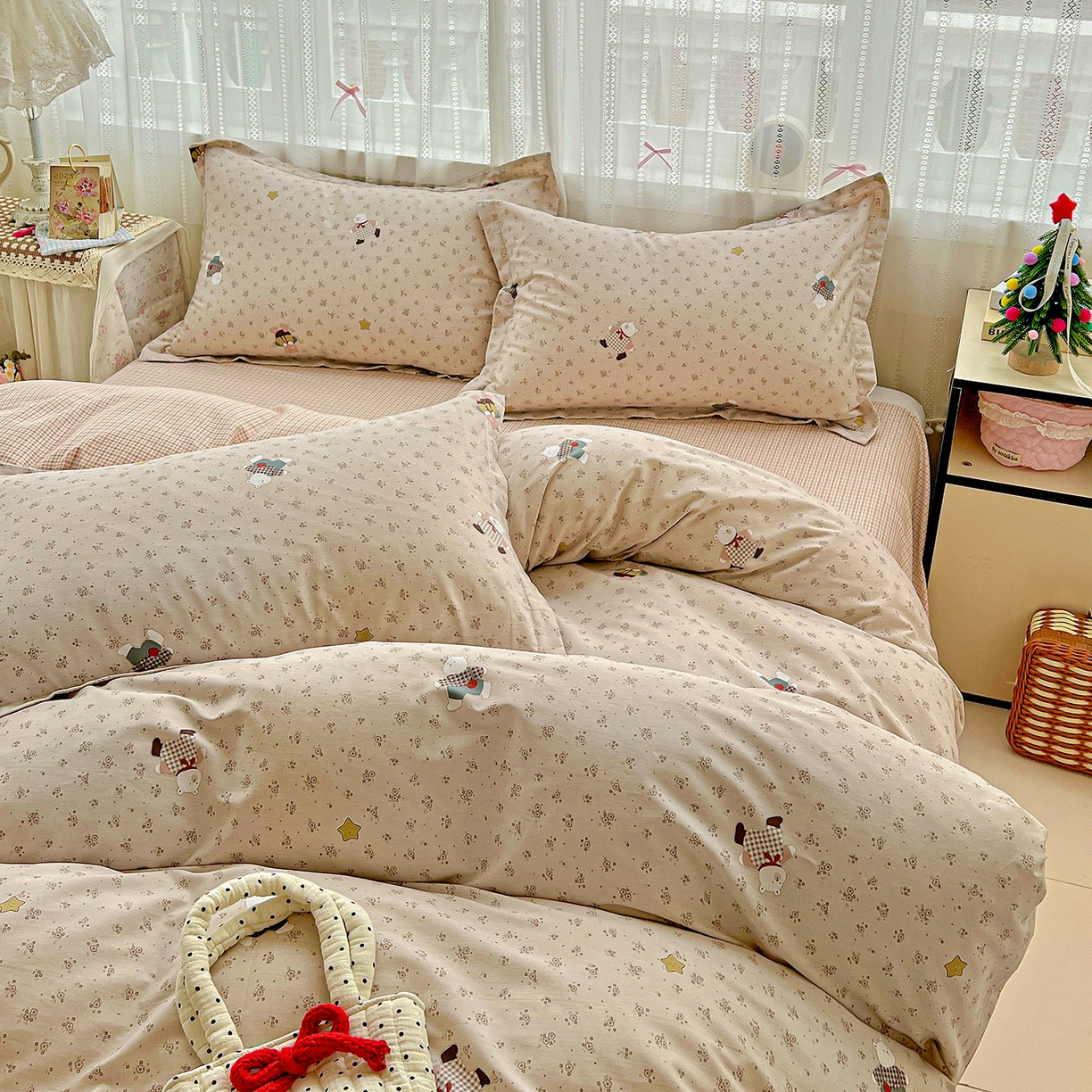 91家纺网 家纺一手货源 找家纺 依庭2025春夏新款12868全棉纯棉四件套 莱迪熊-粉