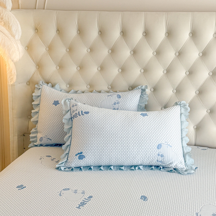 91家纺网 家纺一手货源 找家纺 美莱家纺 2025新款床盖款冰豆豆凉席床裙冰丝席小冰熊夏被单件三件套四件套 卡皮巴拉-兰