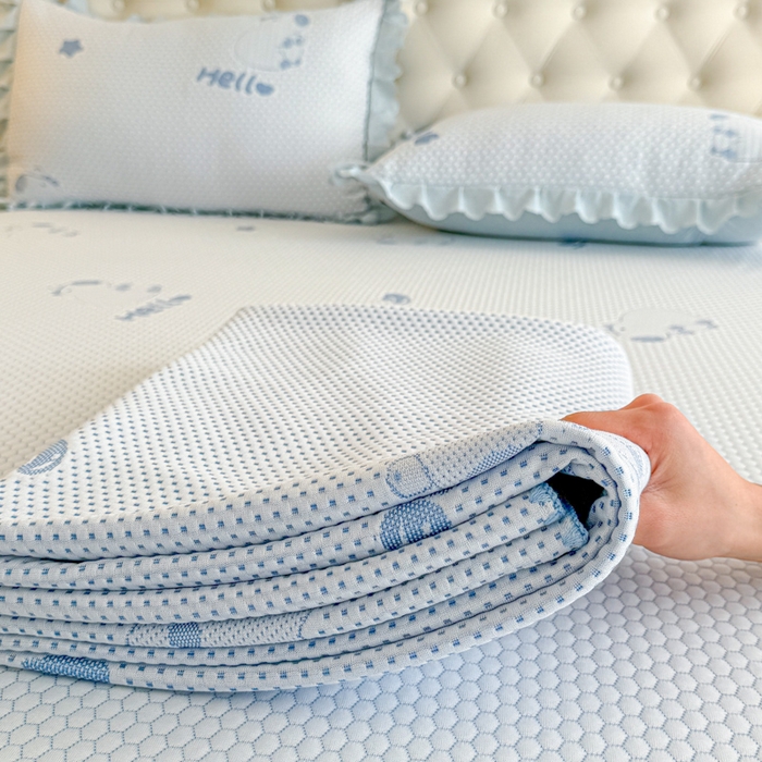 91家纺网 家纺一手货源 找家纺 美莱家纺 2025新款床盖款冰豆豆凉席床裙冰丝席小冰熊夏被单件三件套四件套 卡皮巴拉-兰