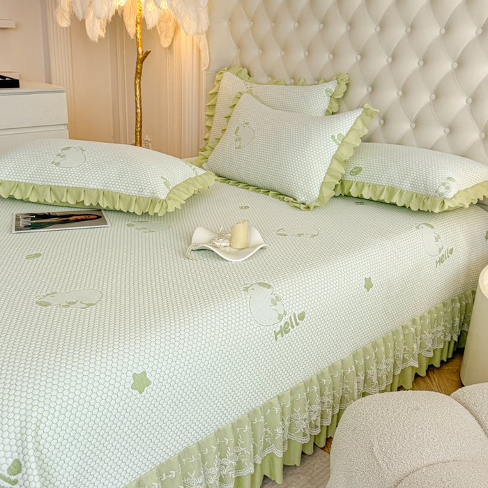 91家纺网 家纺一手货源 找家纺 美莱家纺 2025新款床盖款冰豆豆凉席床裙冰丝席小冰熊夏被单件三件套四件套 卡皮巴拉-绿
