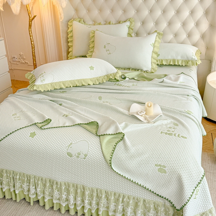 91家纺网 家纺一手货源 找家纺 美莱家纺 2025新款床盖款冰豆豆凉席床裙冰丝席小冰熊夏被单件三件套四件套 卡皮巴拉-绿