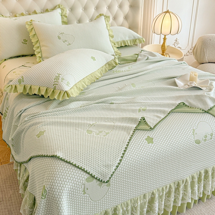 91家纺网 家纺一手货源 找家纺 美莱家纺 2025新款床盖款冰豆豆凉席床裙冰丝席小冰熊夏被单件三件套四件套 卡皮巴拉-绿