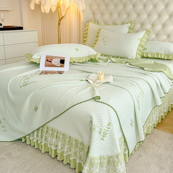 91家纺网 家纺一手货源 找家纺 美莱家纺 2025新款床盖款冰豆豆凉席床裙冰丝席小冰熊夏被单件三件套四件套 卡皮巴拉-绿
