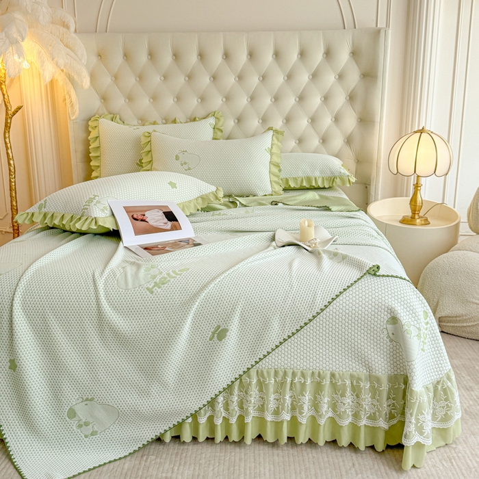 91家纺网 家纺一手货源 找家纺 美莱家纺 2025新款床盖款冰豆豆凉席床裙冰丝席小冰熊夏被单件三件套四件套 卡皮巴拉-绿