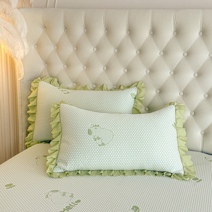 91家纺网 家纺一手货源 找家纺 美莱家纺 2025新款床盖款冰豆豆凉席床裙冰丝席小冰熊夏被单件三件套四件套 卡皮巴拉-绿