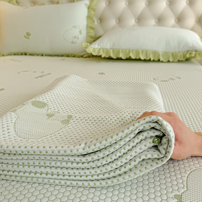 91家纺网 家纺一手货源 找家纺 美莱家纺 2025新款床盖款冰豆豆凉席床裙冰丝席小冰熊夏被单件三件套四件套 卡皮巴拉-绿