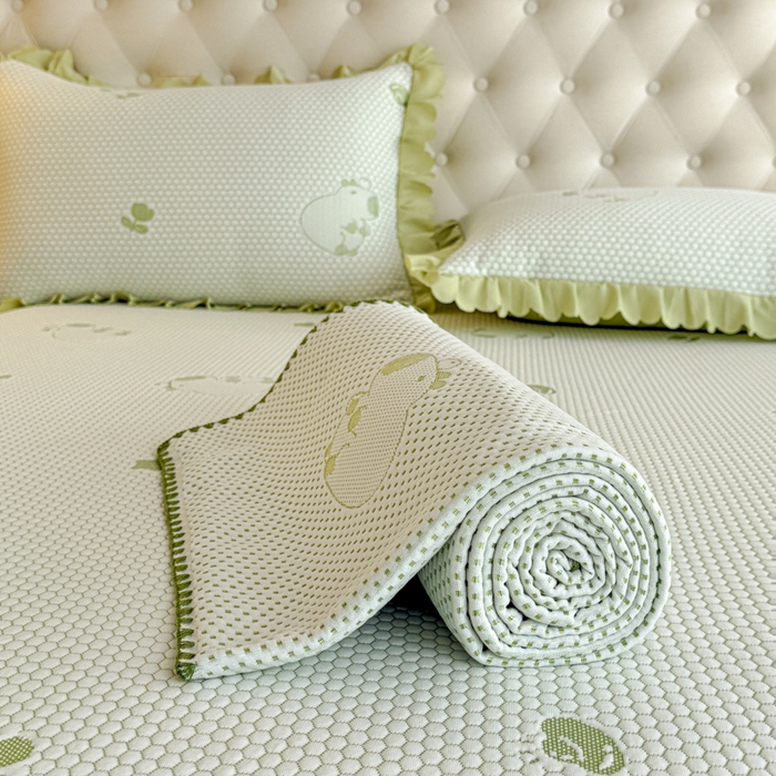 91家纺网 家纺一手货源 找家纺 美莱家纺 2025新款床盖款冰豆豆凉席床裙冰丝席小冰熊夏被单件三件套四件套 卡皮巴拉-绿