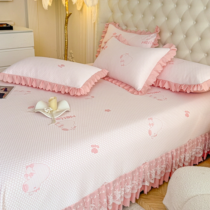 91家纺网 家纺一手货源 找家纺 美莱家纺 2025新款床盖款冰豆豆凉席床裙冰丝席小冰熊夏被单件三件套四件套 卡皮巴拉-玉