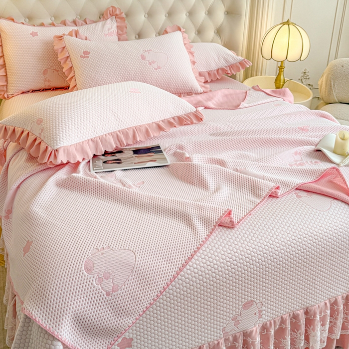 91家纺网 家纺一手货源 找家纺 美莱家纺 2025新款床盖款冰豆豆凉席床裙冰丝席小冰熊夏被单件三件套四件套 卡皮巴拉-玉