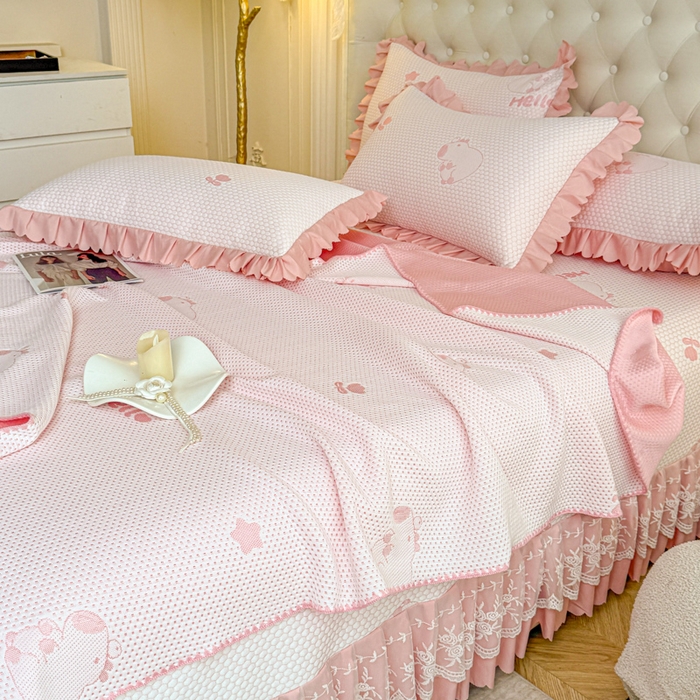 91家纺网 家纺一手货源 找家纺 美莱家纺 2025新款床盖款冰豆豆凉席床裙冰丝席小冰熊夏被单件三件套四件套 卡皮巴拉-玉