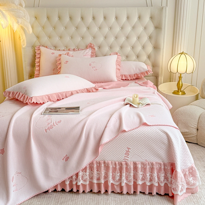 91家纺网 家纺一手货源 找家纺 美莱家纺 2025新款床盖款冰豆豆凉席床裙冰丝席小冰熊夏被单件三件套四件套 卡皮巴拉-玉