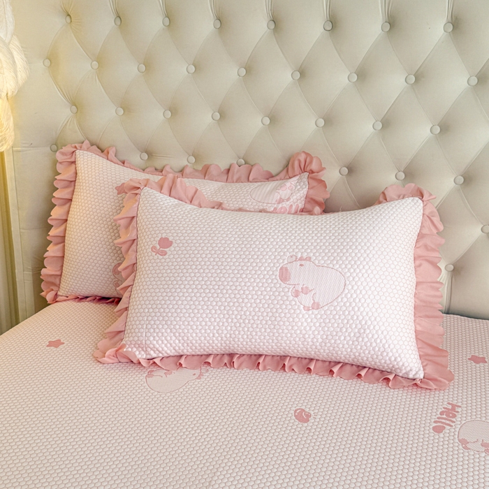 91家纺网 家纺一手货源 找家纺 美莱家纺 2025新款床盖款冰豆豆凉席床裙冰丝席小冰熊夏被单件三件套四件套 卡皮巴拉-玉