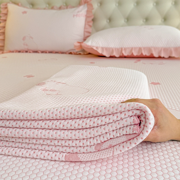 91家纺网 家纺一手货源 找家纺 美莱家纺 2025新款床盖款冰豆豆凉席床裙冰丝席小冰熊夏被单件三件套四件套 卡皮巴拉-玉