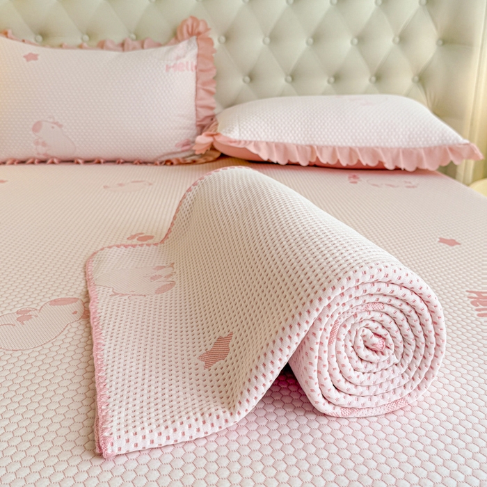 91家纺网 家纺一手货源 找家纺 美莱家纺 2025新款床盖款冰豆豆凉席床裙冰丝席小冰熊夏被单件三件套四件套 卡皮巴拉-玉