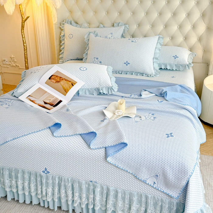 91家纺网 家纺一手货源 找家纺 美莱家纺 2025新款床盖款冰豆豆凉席床裙冰丝席小冰熊夏被单件三件套四件套 小冰熊-兰