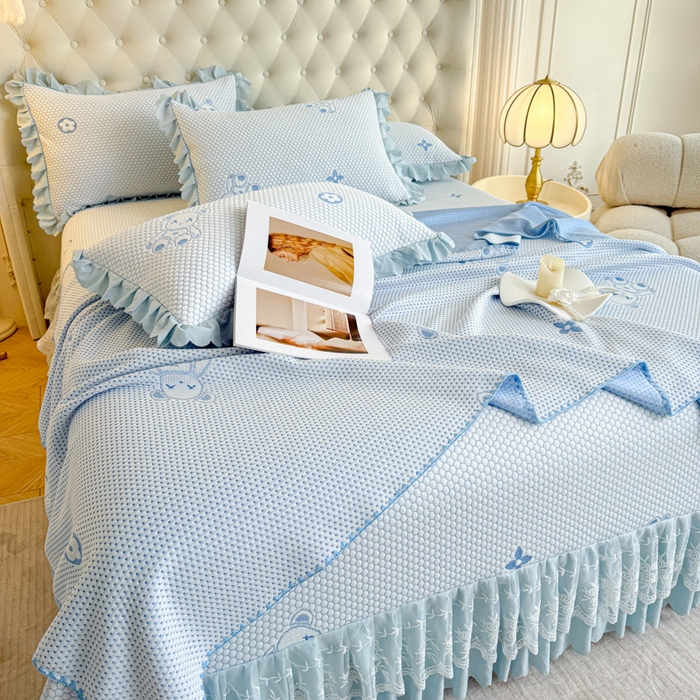 91家纺网 家纺一手货源 找家纺 美莱家纺 2025新款床盖款冰豆豆凉席床裙冰丝席小冰熊夏被单件三件套四件套 小冰熊-兰