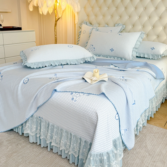 91家纺网 家纺一手货源 找家纺 美莱家纺 2025新款床盖款冰豆豆凉席床裙冰丝席小冰熊夏被单件三件套四件套 小冰熊-兰