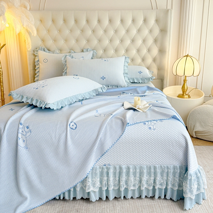 91家纺网 家纺一手货源 找家纺 美莱家纺 2025新款床盖款冰豆豆凉席床裙冰丝席小冰熊夏被单件三件套四件套 小冰熊-兰