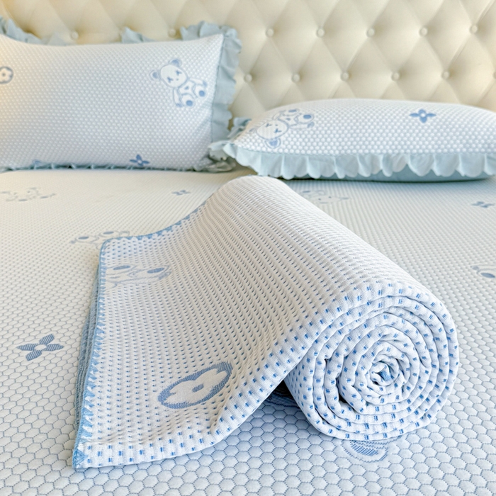 91家纺网 家纺一手货源 找家纺 美莱家纺 2025新款床盖款冰豆豆凉席床裙冰丝席小冰熊夏被单件三件套四件套 小冰熊-兰