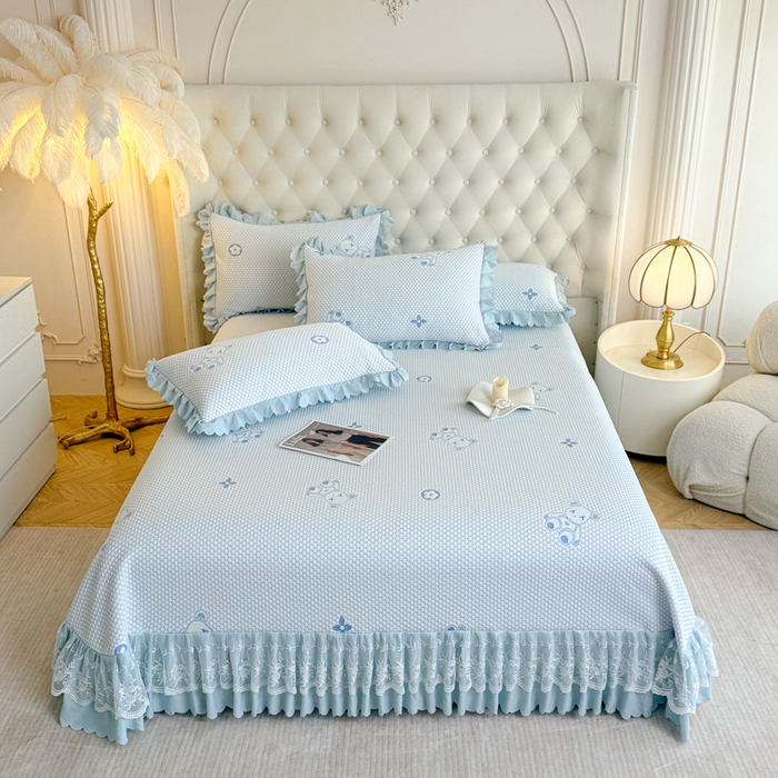 91家纺网 家纺一手货源 找家纺 美莱家纺 2025新款床盖款冰豆豆凉席床裙冰丝席小冰熊夏被单件三件套四件套 小冰熊-兰