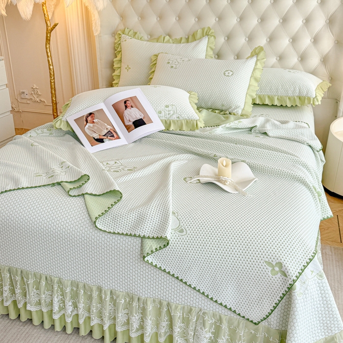 91家纺网 家纺一手货源 找家纺 美莱家纺 2025新款床盖款冰豆豆凉席床裙冰丝席小冰熊夏被单件三件套四件套 小冰熊-绿