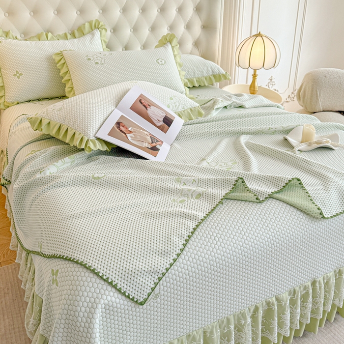 91家纺网 家纺一手货源 找家纺 美莱家纺 2025新款床盖款冰豆豆凉席床裙冰丝席小冰熊夏被单件三件套四件套 小冰熊-绿