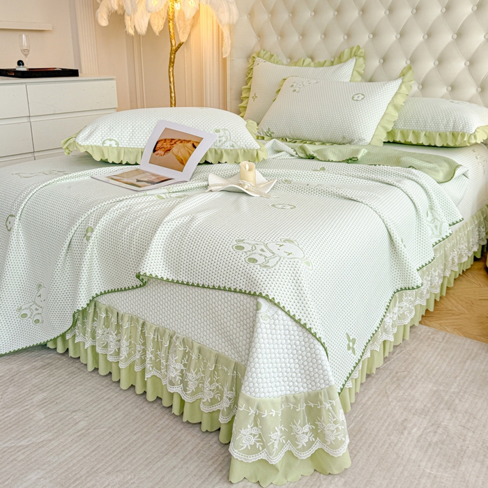 91家纺网 家纺一手货源 找家纺 美莱家纺 2025新款床盖款冰豆豆凉席床裙冰丝席小冰熊夏被单件三件套四件套 小冰熊-绿