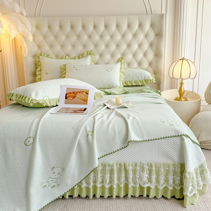 91家纺网 家纺一手货源 找家纺 美莱家纺 2025新款床盖款冰豆豆凉席床裙冰丝席小冰熊夏被单件三件套四件套 小冰熊-绿