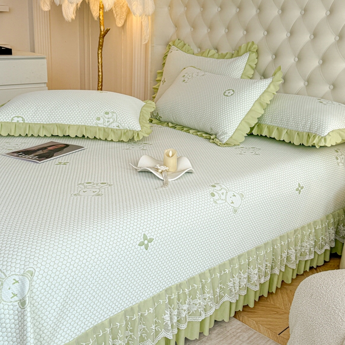 91家纺网 家纺一手货源 找家纺 美莱家纺 2025新款床盖款冰豆豆凉席床裙冰丝席小冰熊夏被单件三件套四件套 小冰熊-绿