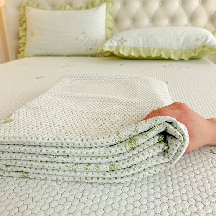 91家纺网 家纺一手货源 找家纺 美莱家纺 2025新款床盖款冰豆豆凉席床裙冰丝席小冰熊夏被单件三件套四件套 小冰熊-绿