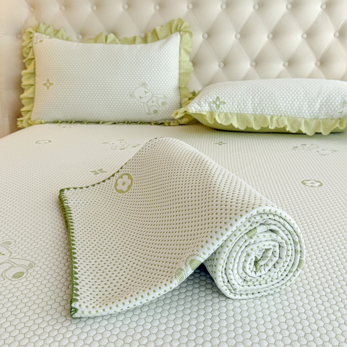 91家纺网 家纺一手货源 找家纺 美莱家纺 2025新款床盖款冰豆豆凉席床裙冰丝席小冰熊夏被单件三件套四件套 小冰熊-绿