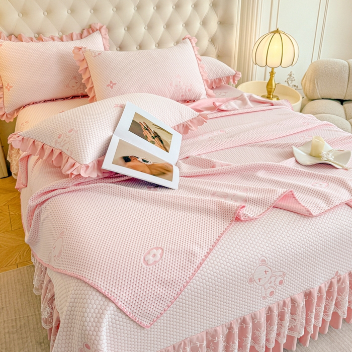 91家纺网 家纺一手货源 找家纺 美莱家纺 2025新款床盖款冰豆豆凉席床裙冰丝席小冰熊夏被单件三件套四件套 小冰熊-玉