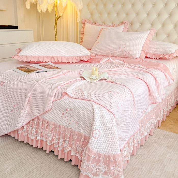 91家纺网 家纺一手货源 找家纺 美莱家纺 2025新款床盖款冰豆豆凉席床裙冰丝席小冰熊夏被单件三件套四件套 小冰熊-玉