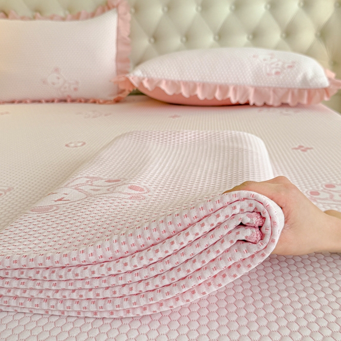 91家纺网 家纺一手货源 找家纺 美莱家纺 2025新款床盖款冰豆豆凉席床裙冰丝席小冰熊夏被单件三件套四件套 小冰熊-玉