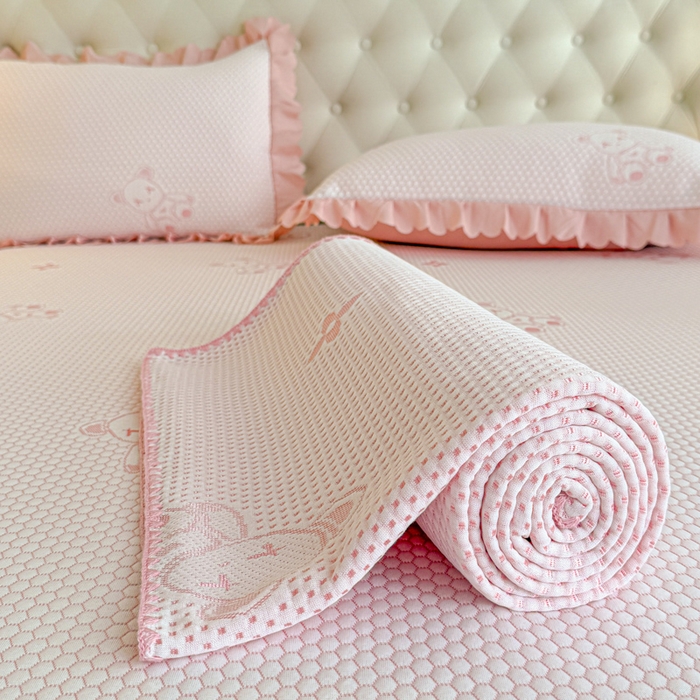 91家纺网 家纺一手货源 找家纺 美莱家纺 2025新款床盖款冰豆豆凉席床裙冰丝席小冰熊夏被单件三件套四件套 小冰熊-玉