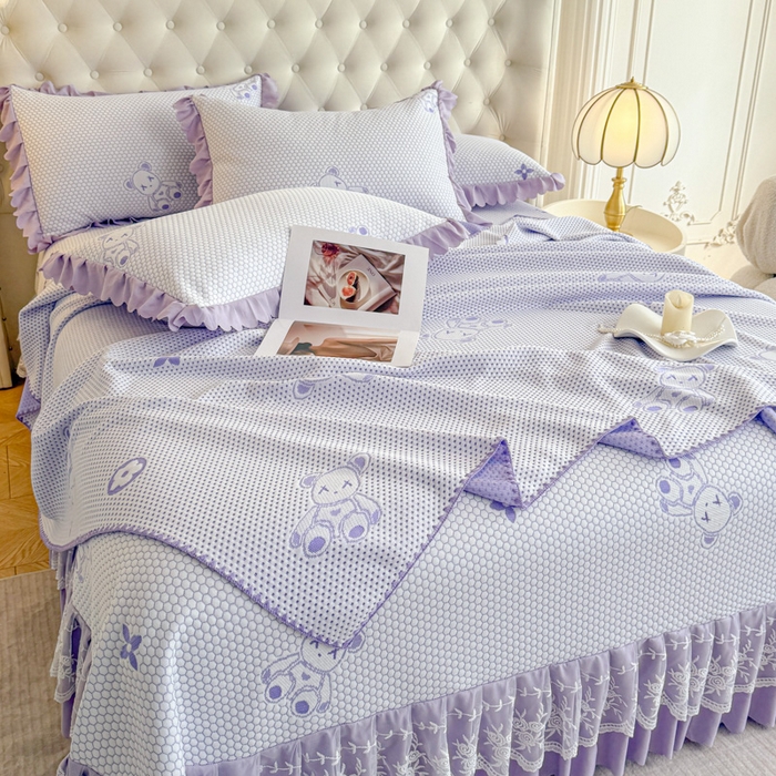 91家纺网 家纺一手货源 找家纺 美莱家纺 2025新款床盖款冰豆豆凉席床裙冰丝席小冰熊夏被单件三件套四件套 小冰熊-紫
