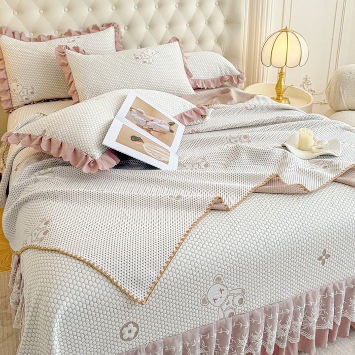 91家纺网 家纺一手货源 找家纺 美莱家纺 2025新款床盖款冰豆豆凉席床裙冰丝席小冰熊夏被单件三件套四件套 小冰熊-棕