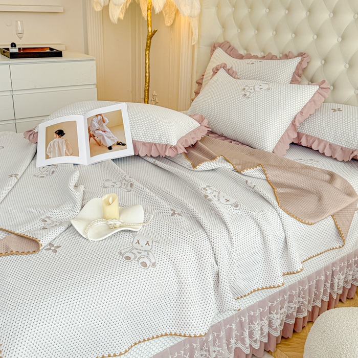 91家纺网 家纺一手货源 找家纺 美莱家纺 2025新款床盖款冰豆豆凉席床裙冰丝席小冰熊夏被单件三件套四件套 小冰熊-棕