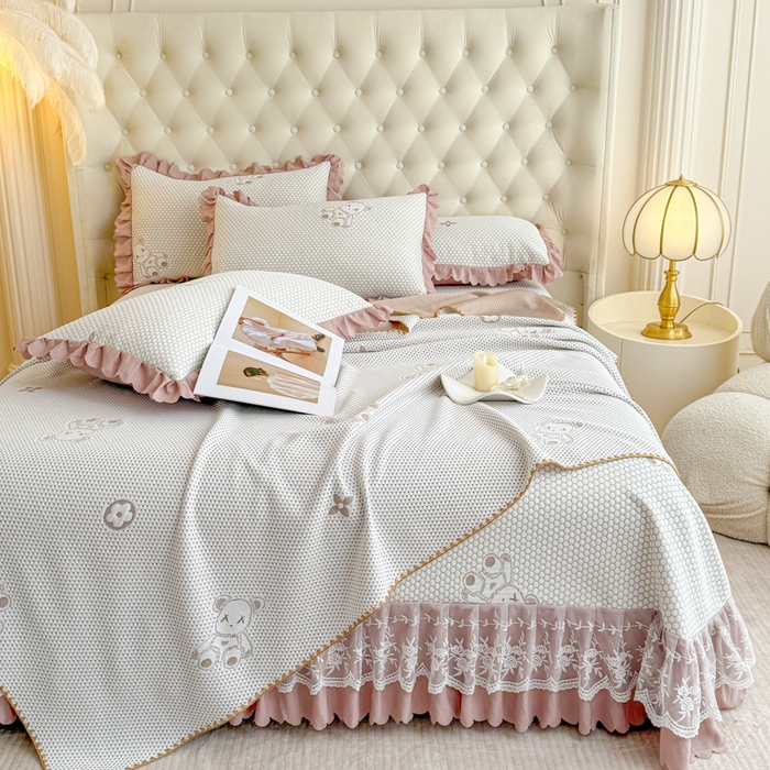 91家纺网 家纺一手货源 找家纺 美莱家纺 2025新款床盖款冰豆豆凉席床裙冰丝席小冰熊夏被单件三件套四件套 小冰熊-棕