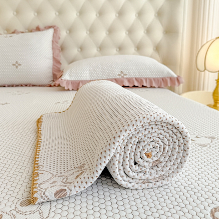 91家纺网 家纺一手货源 找家纺 美莱家纺 2025新款床盖款冰豆豆凉席床裙冰丝席小冰熊夏被单件三件套四件套 小冰熊-棕