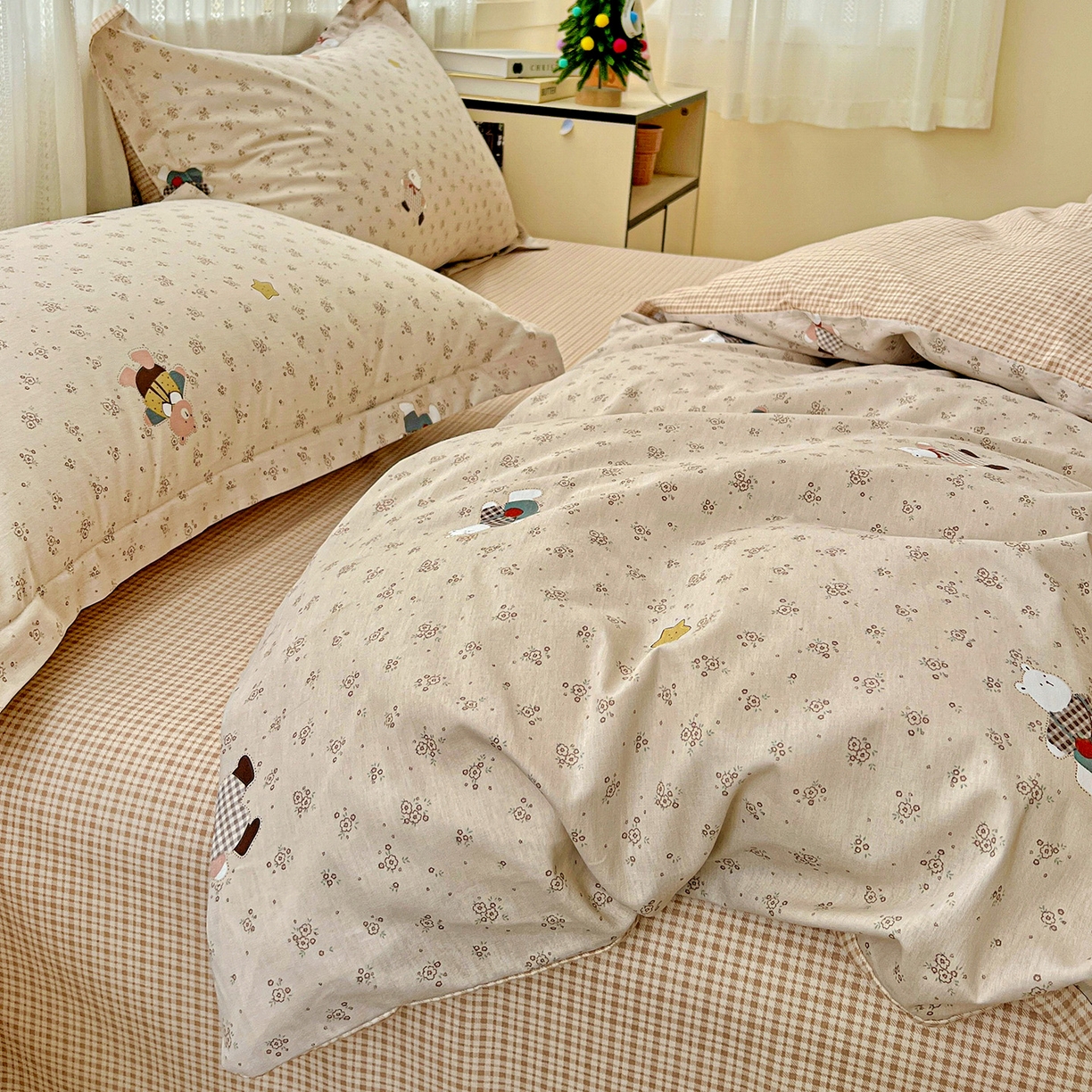 91家纺网 家纺一手货源 找家纺 依庭 2025春夏新款12868全棉纯棉印花卡通系列单被套 被套单件 莱迪熊-粉