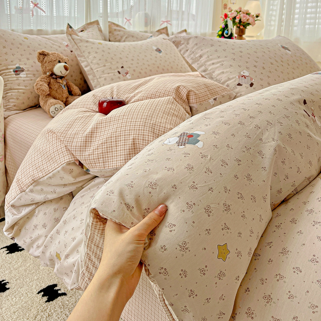 91家纺网 家纺一手货源 找家纺 依庭 2025春夏新款12868全棉纯棉印花卡通系列单被套 被套单件 莱迪熊-粉